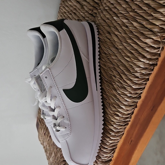 Nike White and Green Sneakers Classic Retro Design - Picture 1 of 8